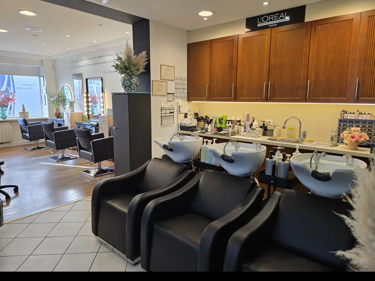 Bacs de lavage et gamme L'Oréal Professionnel du salon, coiffeur à Boulogne-sur-Mer