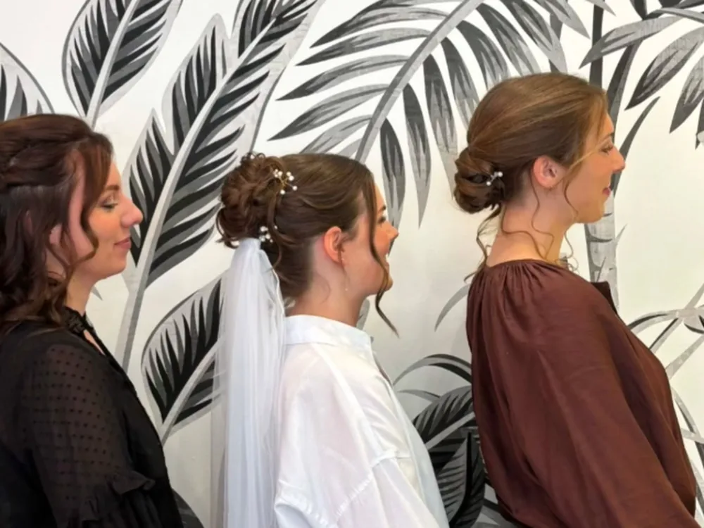Chignons de mariage avec accessoires perlés et voile, réalisés au salon, coiffure de mariage à Boulogne-sur-Mer