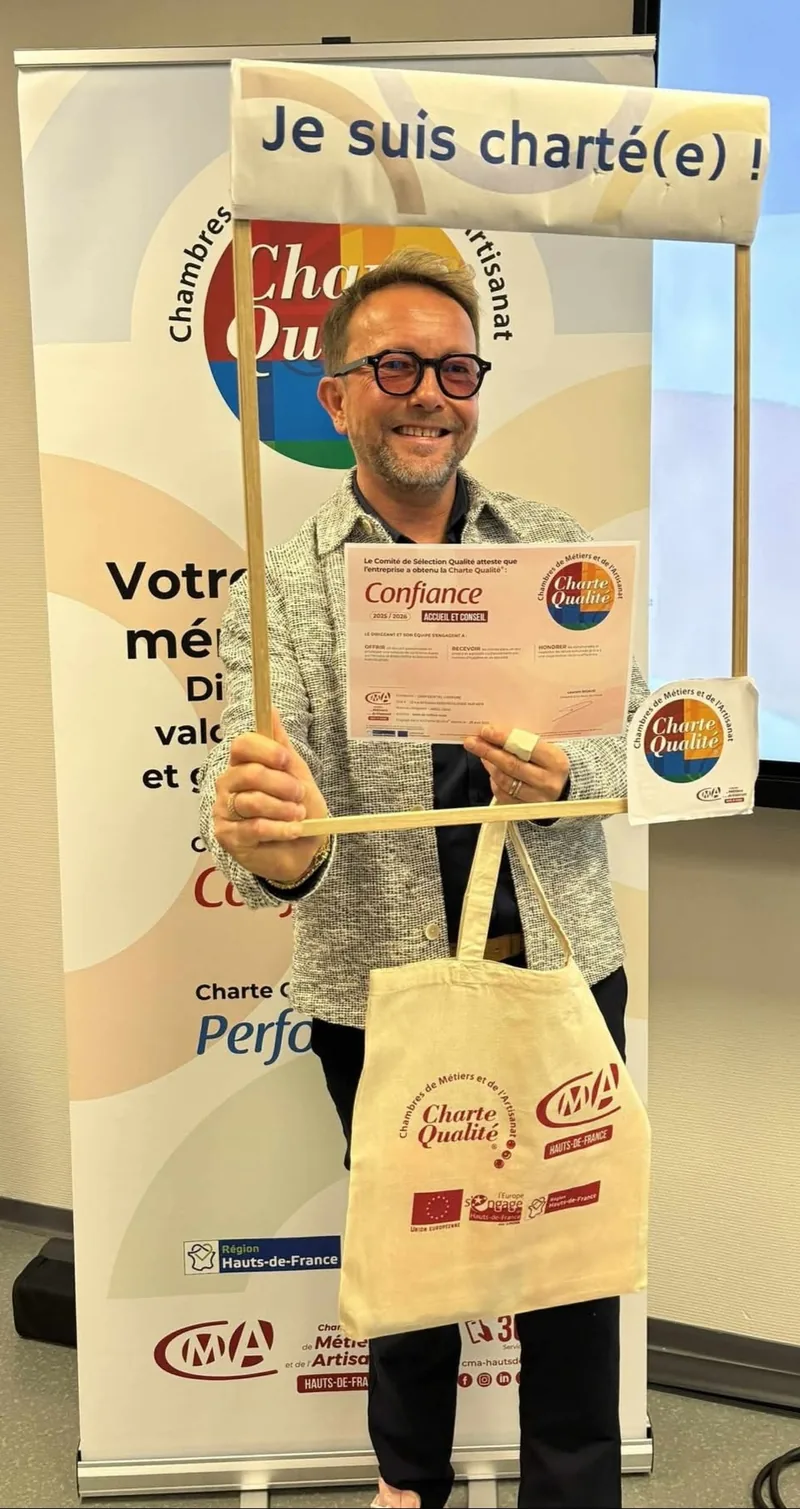 Emmanuel, coiffeur à Confidentiel Coiffure, avec l'attestation Charte Qualité Confiance de la Chambre de Métiers et de l'Artisanat