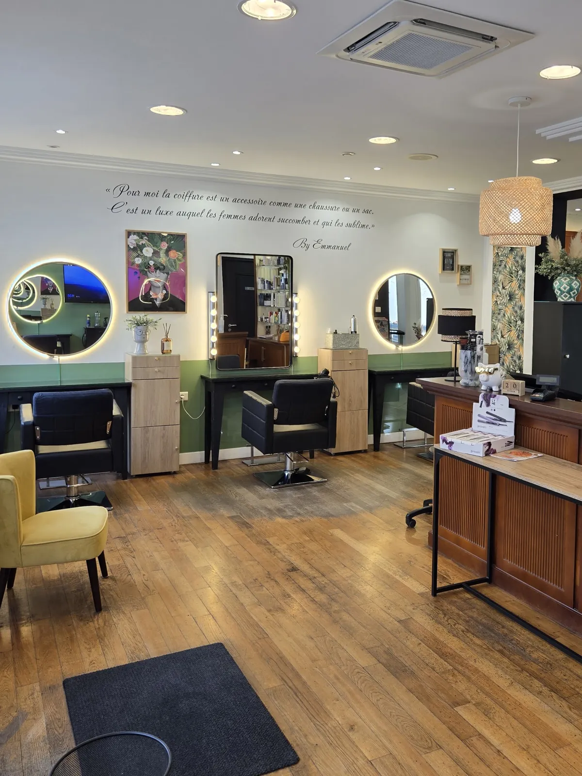 Intérieur du salon Confidentiel Coiffure, miroirs ronds rétroéclairés et parquet chêne, coiffeur à Boulogne-sur-Mer