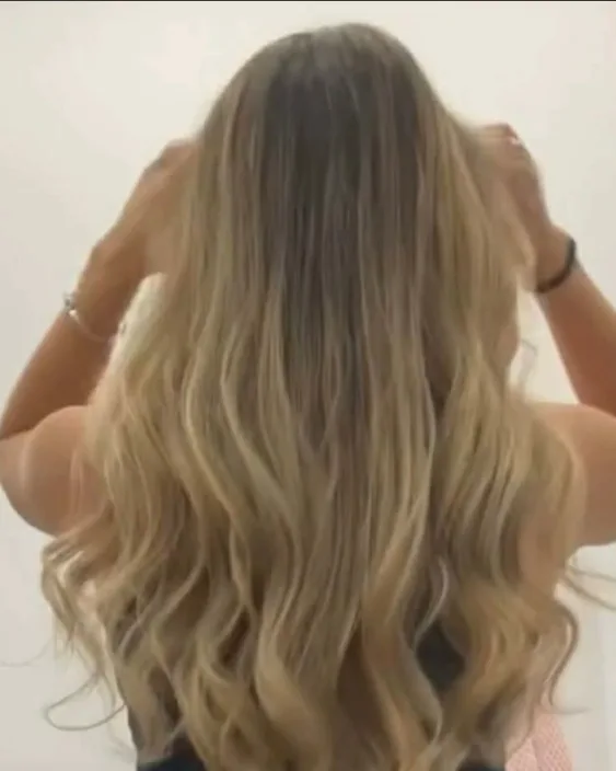 Balayage blond sur cheveux longs ondulés, vue de dos, coloration réalisée à Boulogne-sur-Mer