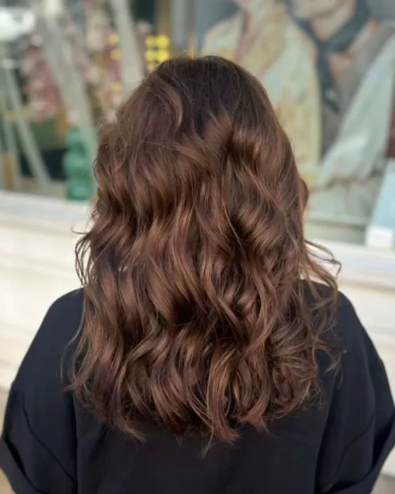 Reflets d'une coloration brun chaud vus à la lumière du jour, salon de coiffure à Boulogne-sur-Mer