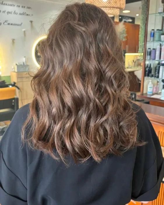 Retour au brun chaud avec reflets, coloration réalisée au salon, coloriste à Boulogne-sur-Mer