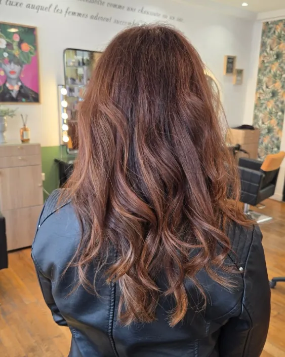 Ombré hair cuivré sur cheveux longs ondulés, coloration réalisée à Boulogne-sur-Mer